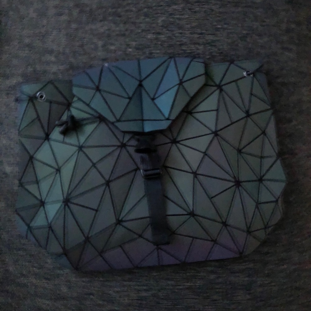 ‼️RESTOCK COMING SOON‼️ Geometric Luminous Bag - Picture 4 of 8
